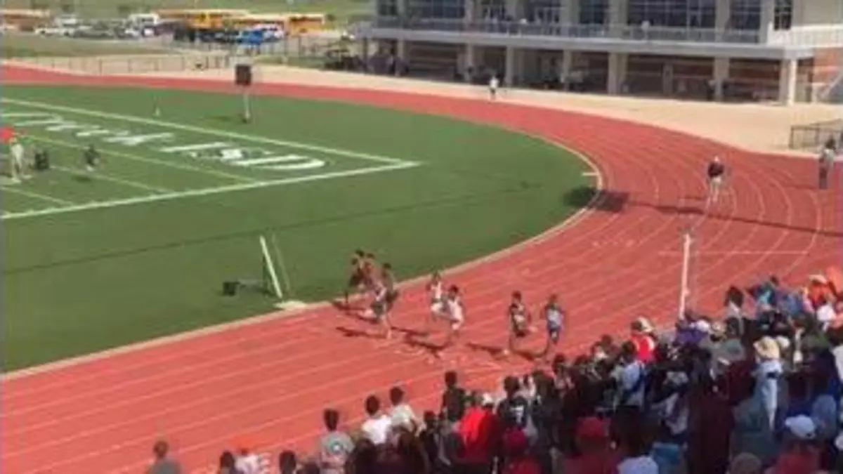 replay de 9"98 : Un lycéen a affolé le chrono sur 100m