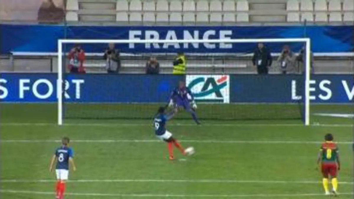 replay de Football - Équipe de France féminine : France - Cameroun (87') : doublé de Griedge Mbock Bathy sur penalty (6 - 0)