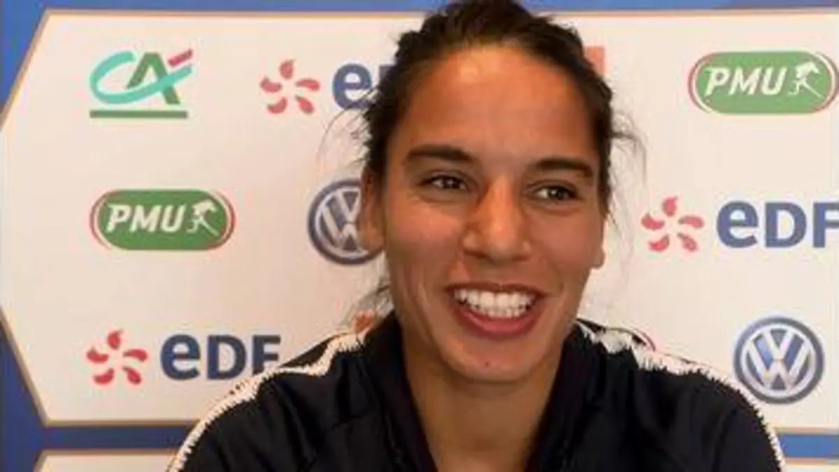 replay de Football - Équipe de France féminine : Interview d'Amel Majri avant le choc France / Brésil