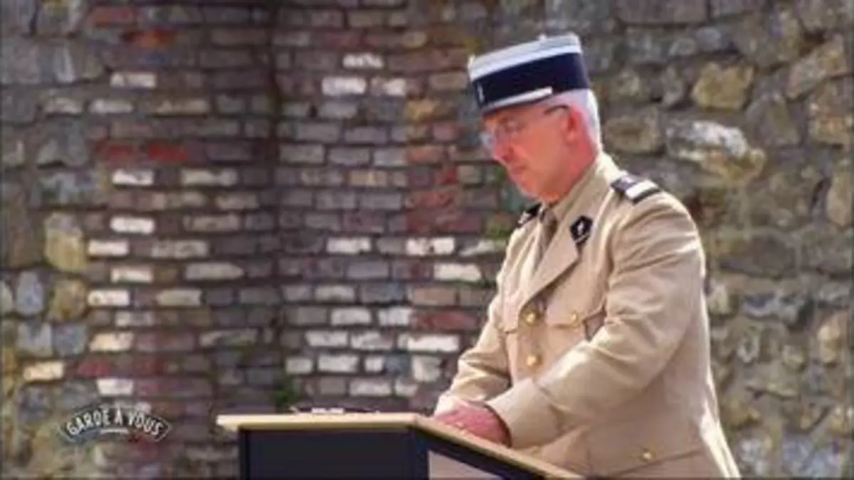 replay de Garde à vous : Le Capitaine félicite les recrues dans un discours émouvant
