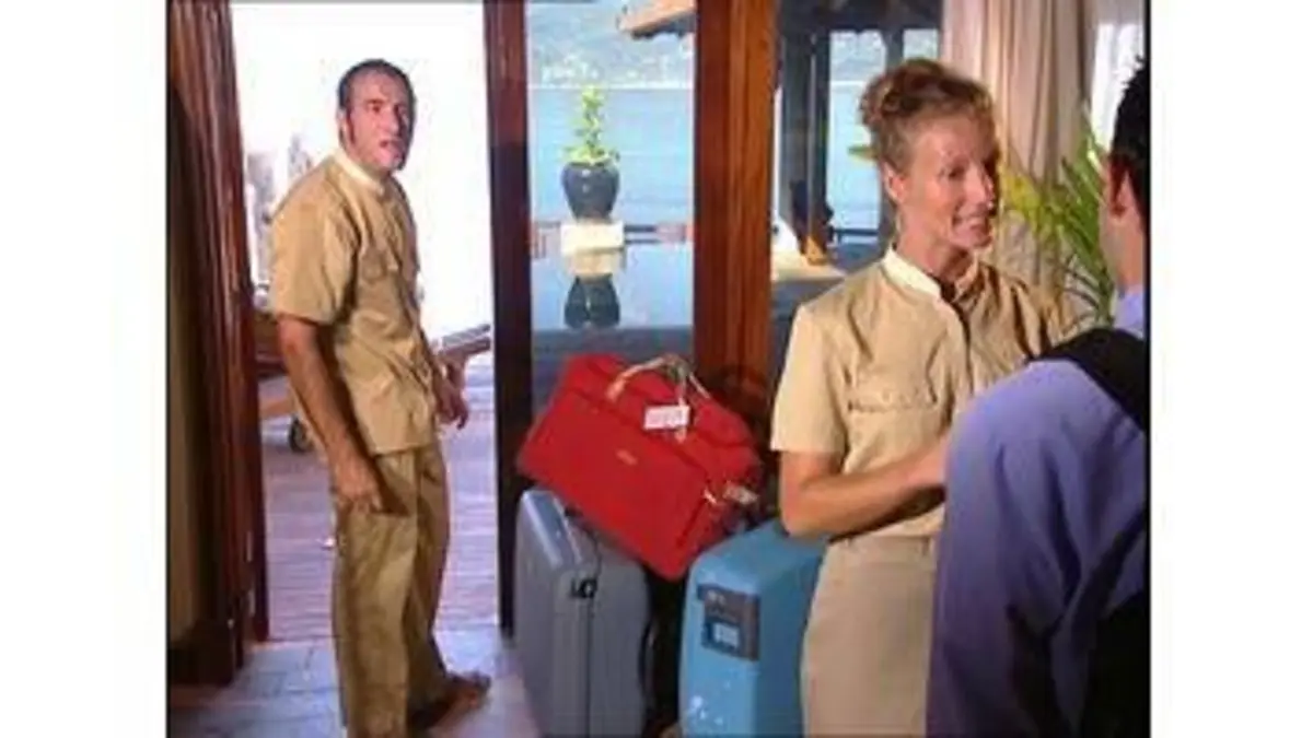 replay de Un gars une fille - Les Seychelles - Ste Anne - room service 2