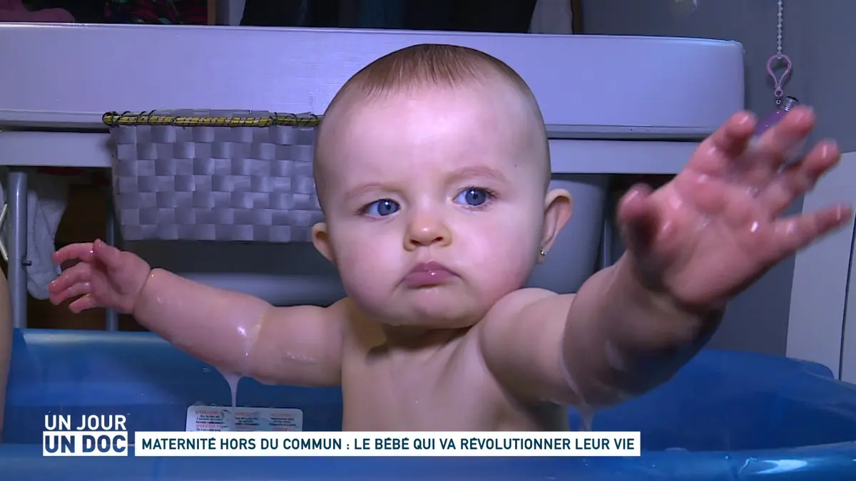 Replay Un jour, un doc du 27/07/2023 : Un jour, un doc : Maternité hors