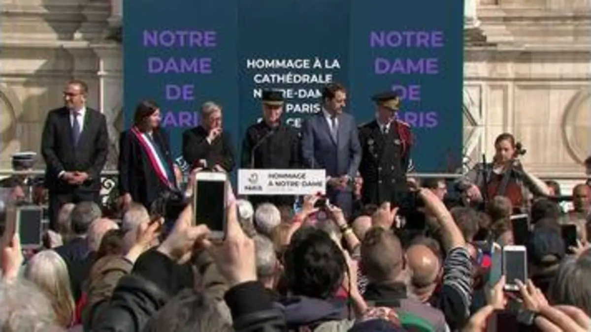 replay de VIDÉO - Trois jours après le drame, la cérémonie d'hommage à Notre-Dame de Paris et aux pompiers de Paris