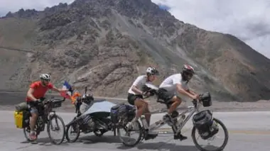 L'odyssée de l'espoir : un tour du monde à vélo