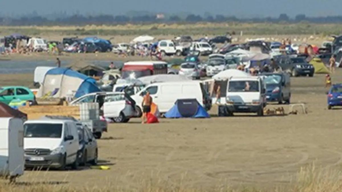 Reportages Beauduc, la plage des irréductibles