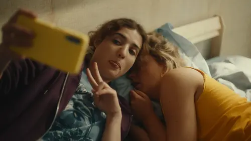 Roomies S01E01 Boîtes en carton