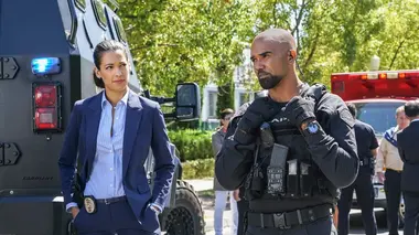 S.W.A.T. S01E05 L'habit ne fait pas le moine