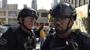 S.W.A.T. S02E01 Sous les décombres