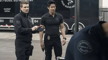 S.W.A.T. S02E17 Prendre sous son aile
