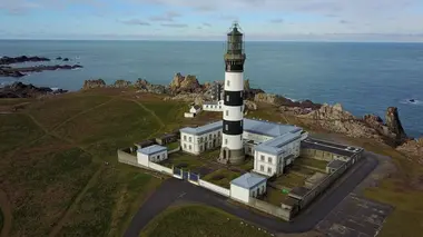 Sale temps pour la planète Bretagne : des îles qui résistent