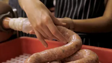 Saucisse, une tradition hachée menu ?