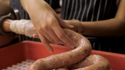 Saucisse, une tradition hachée menu ?