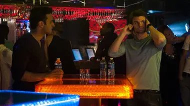 Des hommes qui se battent