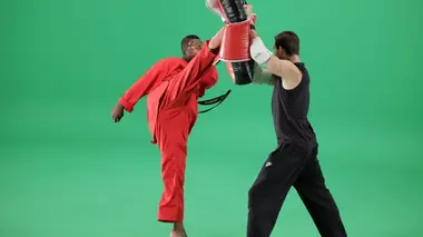 Snowboard sur l'eau, karaté et cascades à vélo