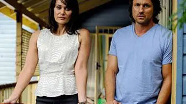 Secrets and Lies S01E01