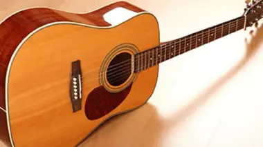 Canettes, guitares acoustiques, briquets, bonbons au beurre de cacahuète