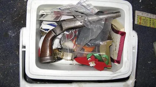 Secrets enterrés S03E13 Un cambriolage qui tourne mal