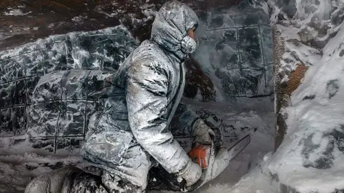 Sibérie, les découpeurs de glace