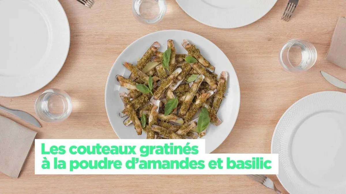 Simplissime Les couteaux gratinés à la poudre d'amandes et basilic