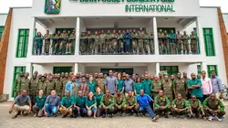 Six femmes sur la planète des grands singes