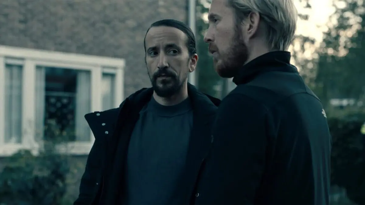 Sleepers S01E01 Small change