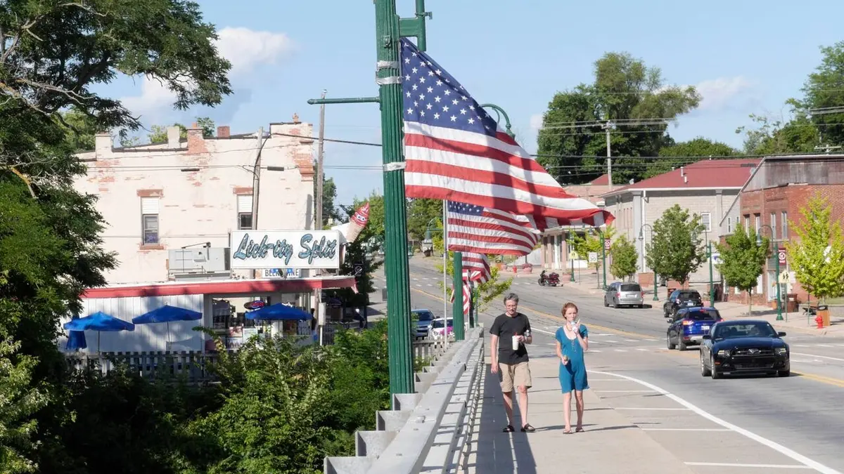 Small Town Murder Les roses sont rouges, le meurtre aussi