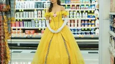 Un demi-gâteau et un granité à la framboise bleue