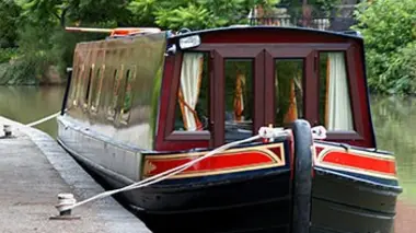 Vivre sur une péniche : bon plan ou… galère ?