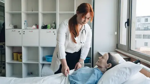 Soignants en Albanie : Rester ou partir ?