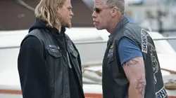 Sons of Anarchy S03E01 La mort dans l'âme en streaming