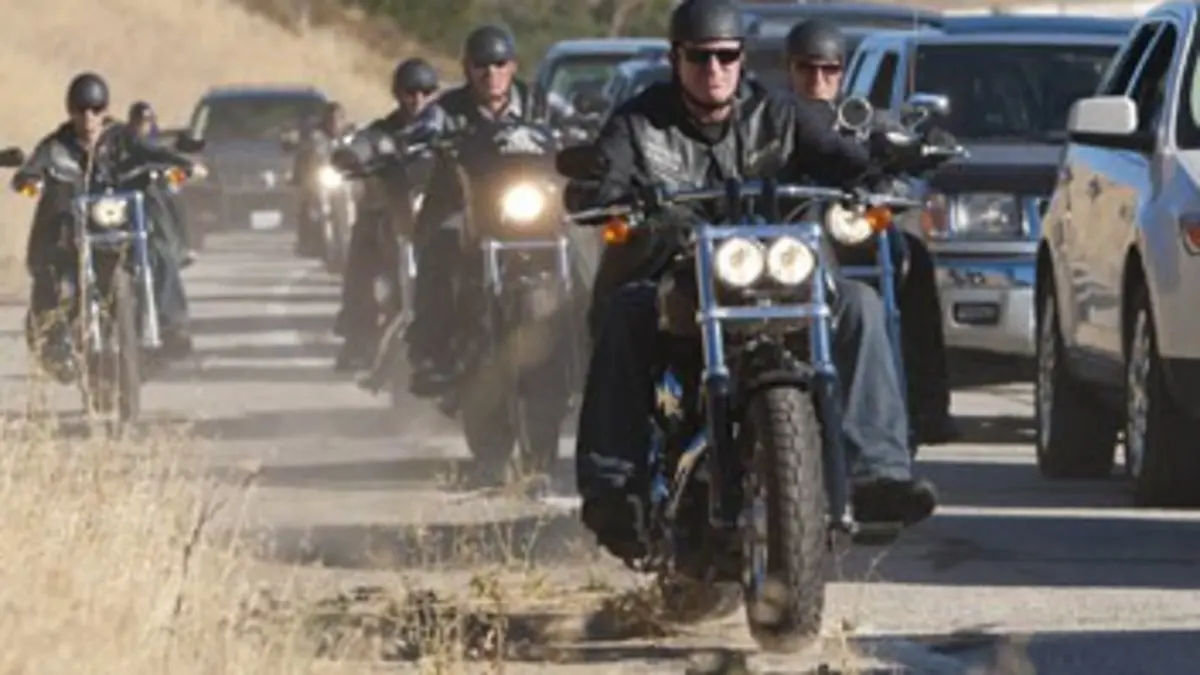 Sons of Anarchy (suivi d'un nouvel épisode de Sons of Anarchy) S04E13 Etre...