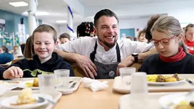 SOS cantine : les chefs contre-attaquent Comment faire manger de tout à vos enfants ?