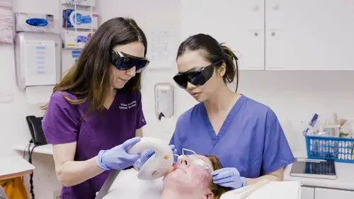 SOS Dermato Connor, Jo, Emma & Figen