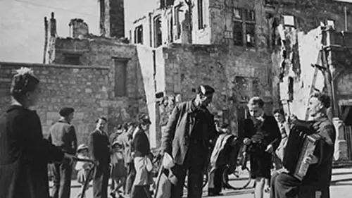 Sourires dans les ruines