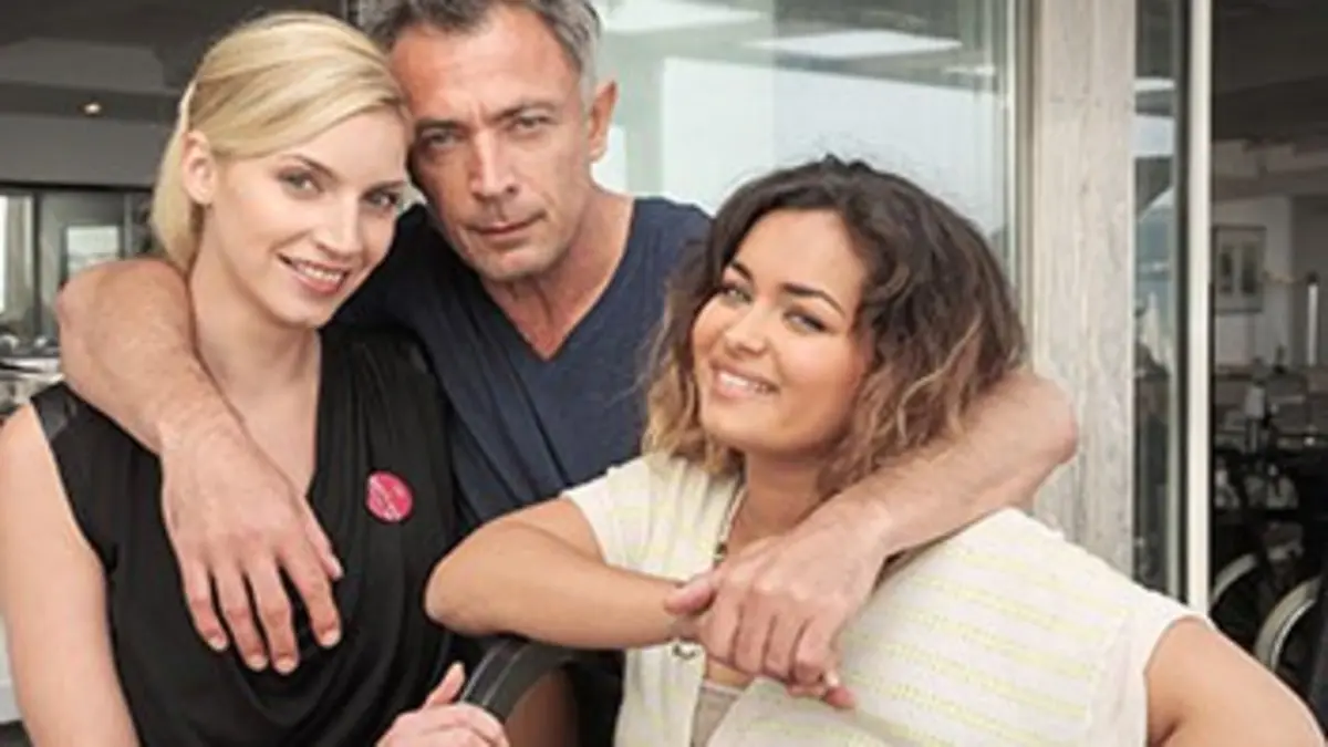Sous le soleil de Saint-Tropez S02E05 Une affaire de robes