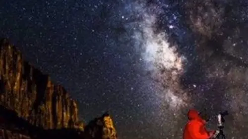 Sous les étoiles Éclipse solaire en Indonésie