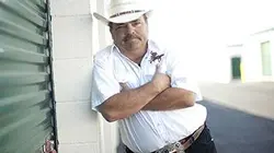 Storage Wars : Texas S01E00 Il tape sur des tambours