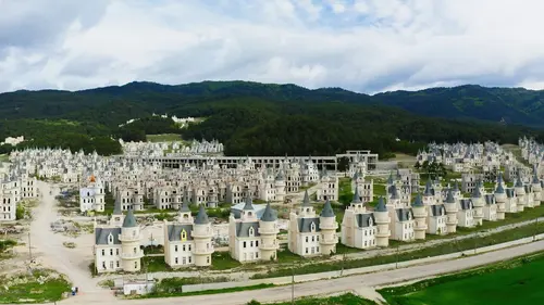 Structures oubliées La vallée aux 700 châteaux