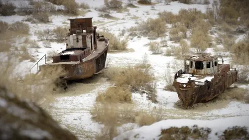 Structures oubliées S03E01 Un cimetière de bateaux dans le désert
