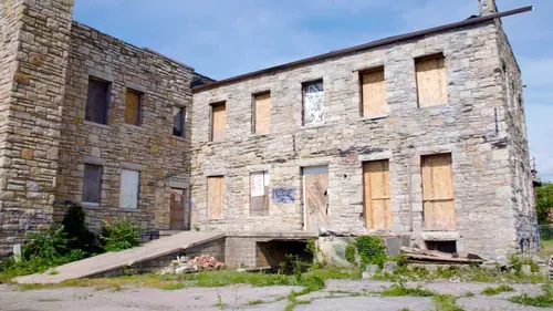 Structures oubliées S07E09 Le château de la Mothe-Chandeniers