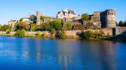 Structures oubliées La vallée aux 700 châteaux