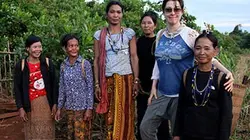 Sue Perkins au fil du Mékong S01E02 Le Cambodge