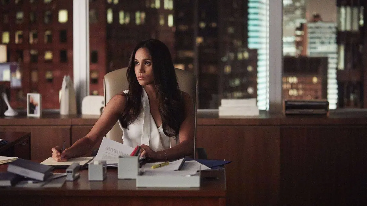Suits S07E02 La statue