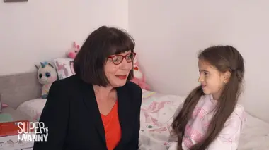 Super Nanny S09E92 Maman poule et papa qui travaille trop, comment laisser grandir nos 4 enfants ?
