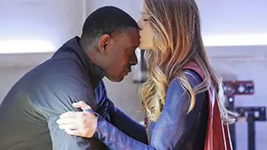 Supergirl S01E20 Condamnée à l'exploit