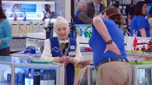 Superstore S04E19 Laser game