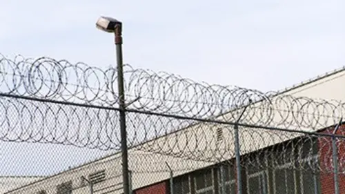 Surveillantes pénitentiaires vs prisonniers