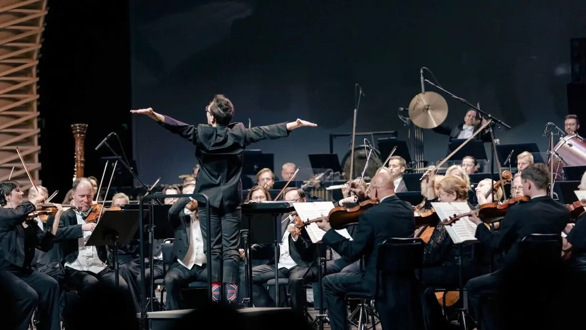 Tarmo Peltokoski dirige Holst, Williams et Maskats : Orchestre symphonique national de Lettonie