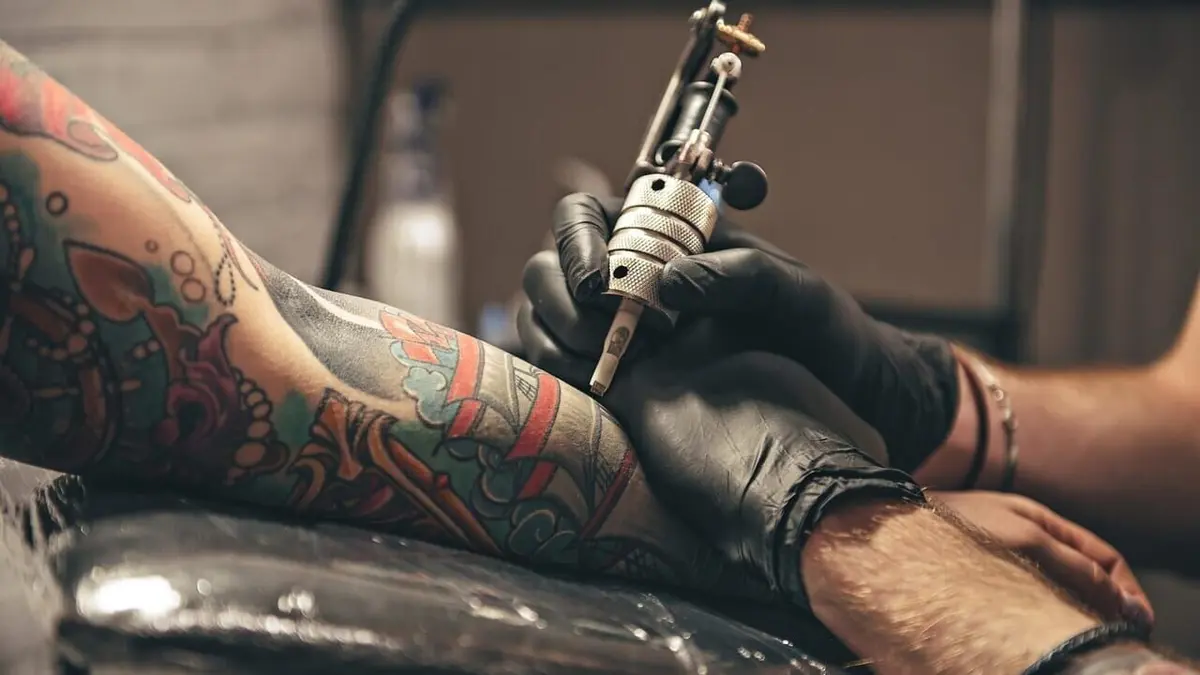Tatouées ou tatoueuses : la folie du tatouage au féminin