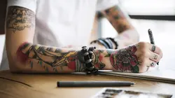 Tatouées ou tatoueuses : la folie du tatouage au féminin